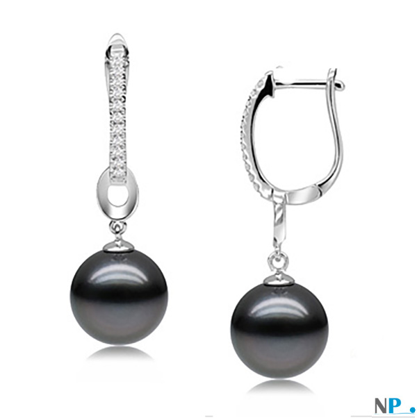 Boucles d'oreilles et perles d'eau douce en argent massif avec zirconium. La teinte foncée des perles est très à la mode, grande sensation garantie